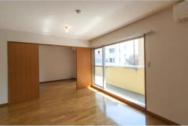 Casa Kuroyanagi - Interior - ["Window", "Building", "Hall"]