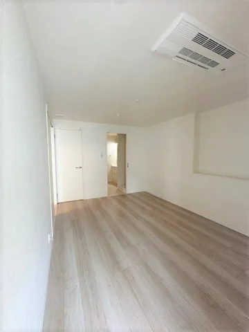Hiroo Apartment - Interior - ["Fixture", "Wood", "Building"]