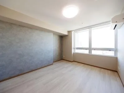 River City 21 East Towers II - Interior - ["Flooring", "Floor", "Ceiling"]