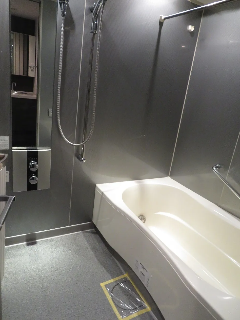 Doue Nihonbashi - Interior - ["Bathtub", "Property", "Plumbing fixture"]