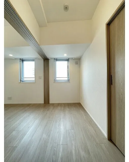 Stylio Kamata West - Interior - ["Flooring", "Wood", "Ceiling"]