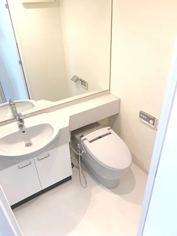Doue Gakugeidaigaku - Interior - ["Plumbing fixture", "Flooring", "Floor"]
