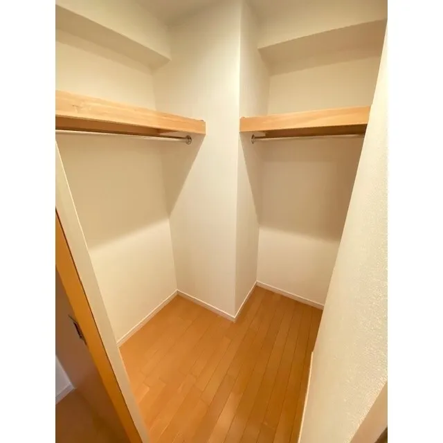 Ebisu Mukaiyama Sky Heights - Interior - ["Building", "Wood", "Shelf"]