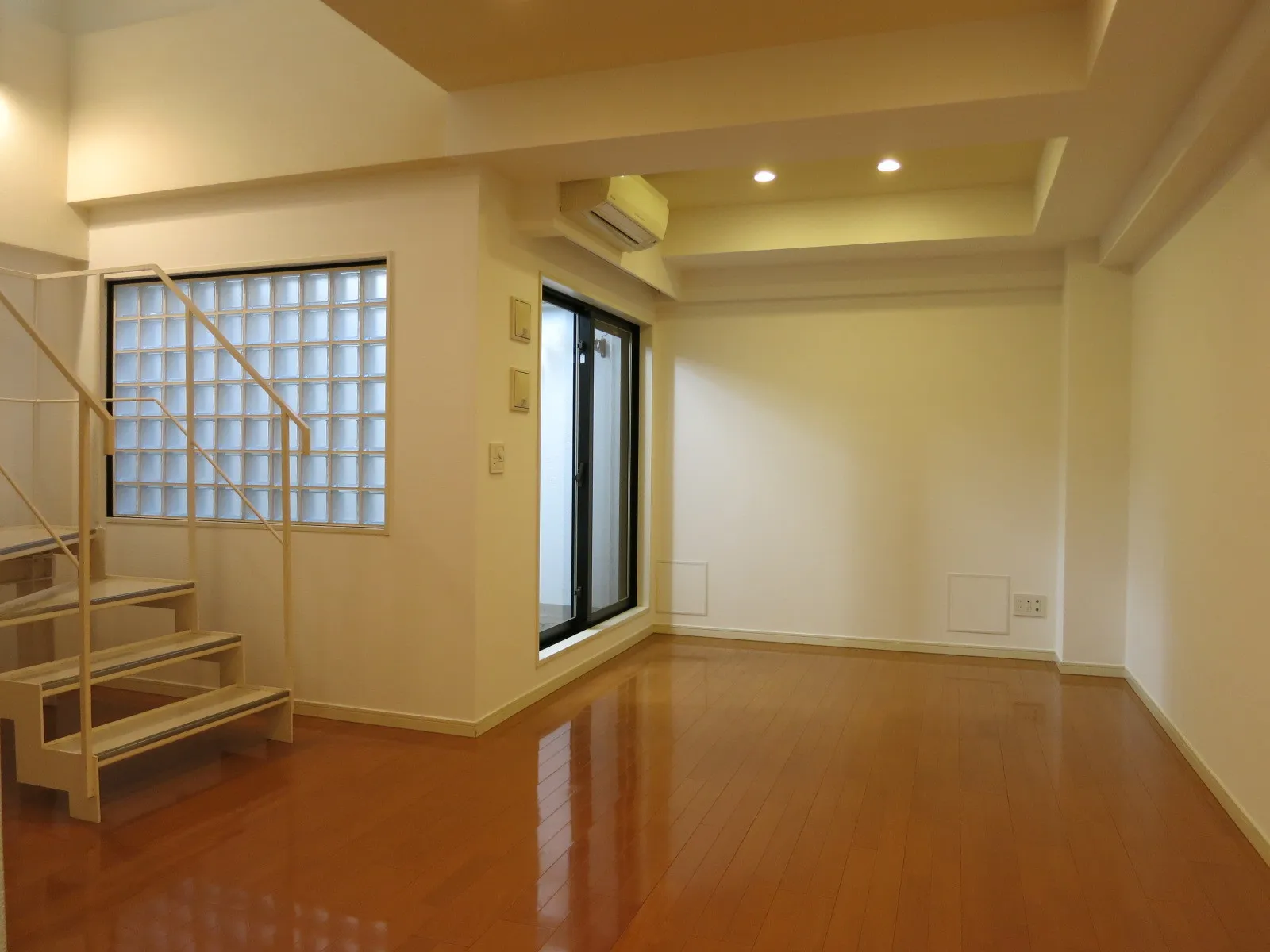Residence Mishuku - Interior - ["Window", "Fixture", "Wood"]