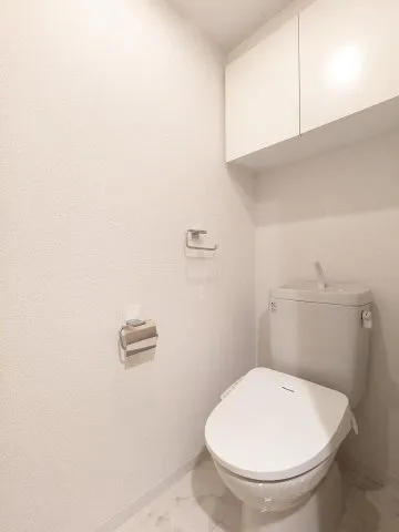 Lucrez Hatsudai - Interior - ["Toilet seat", "Toilet", "Plumbing fixture"]