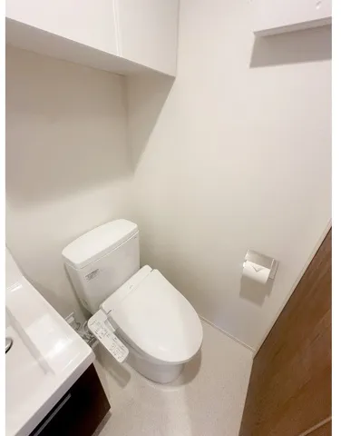 Crevista Oimachi - Interior - ["Toilet seat", "Plumbing fixture", "Flooring"]