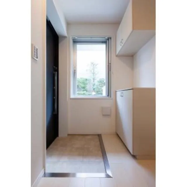Priere Suwa - Interior - ["Building", "Window", "Fixture"]