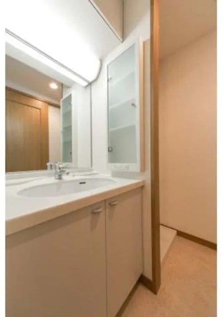 SUN Ebisu - Interior - ["Mirror", "Bathroom cabinet", "Tap"]