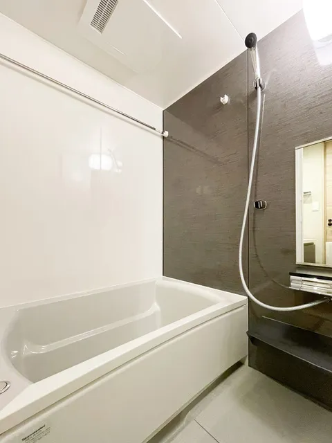 Preasvelta Minowa - Interior - ["Bathroom", "Plumbing fixture", "Flooring"]
