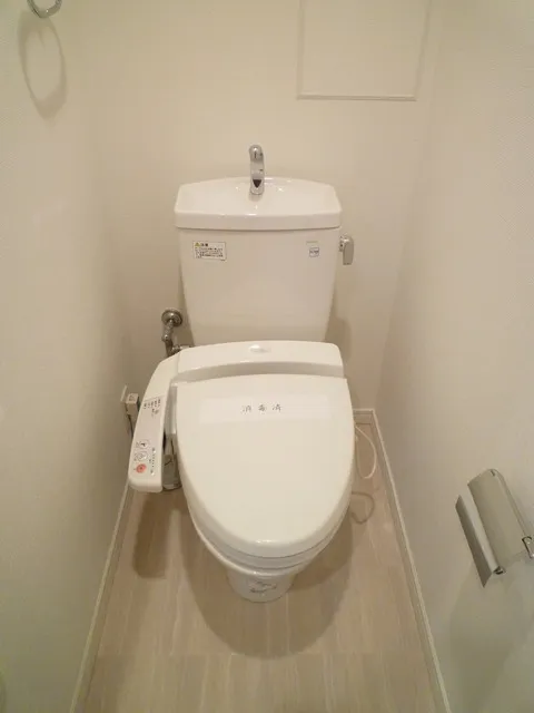 Liberte - Interior - ["Toilet seat", "Plumbing fixture", "Toilet"]