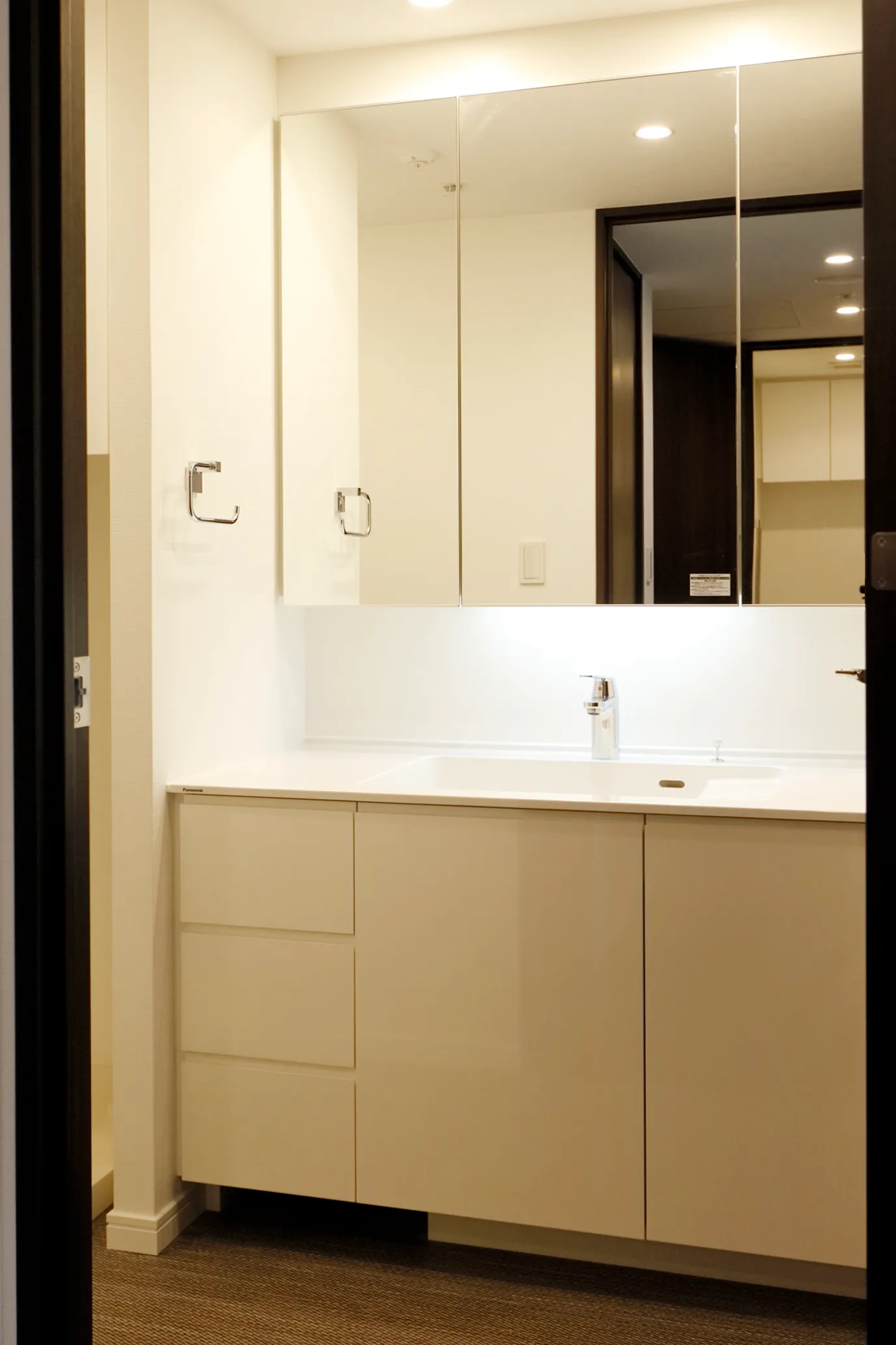 La Tour Shinjuku Garden - Interior - ["Mirror", "Cabinetry", "Tap"]