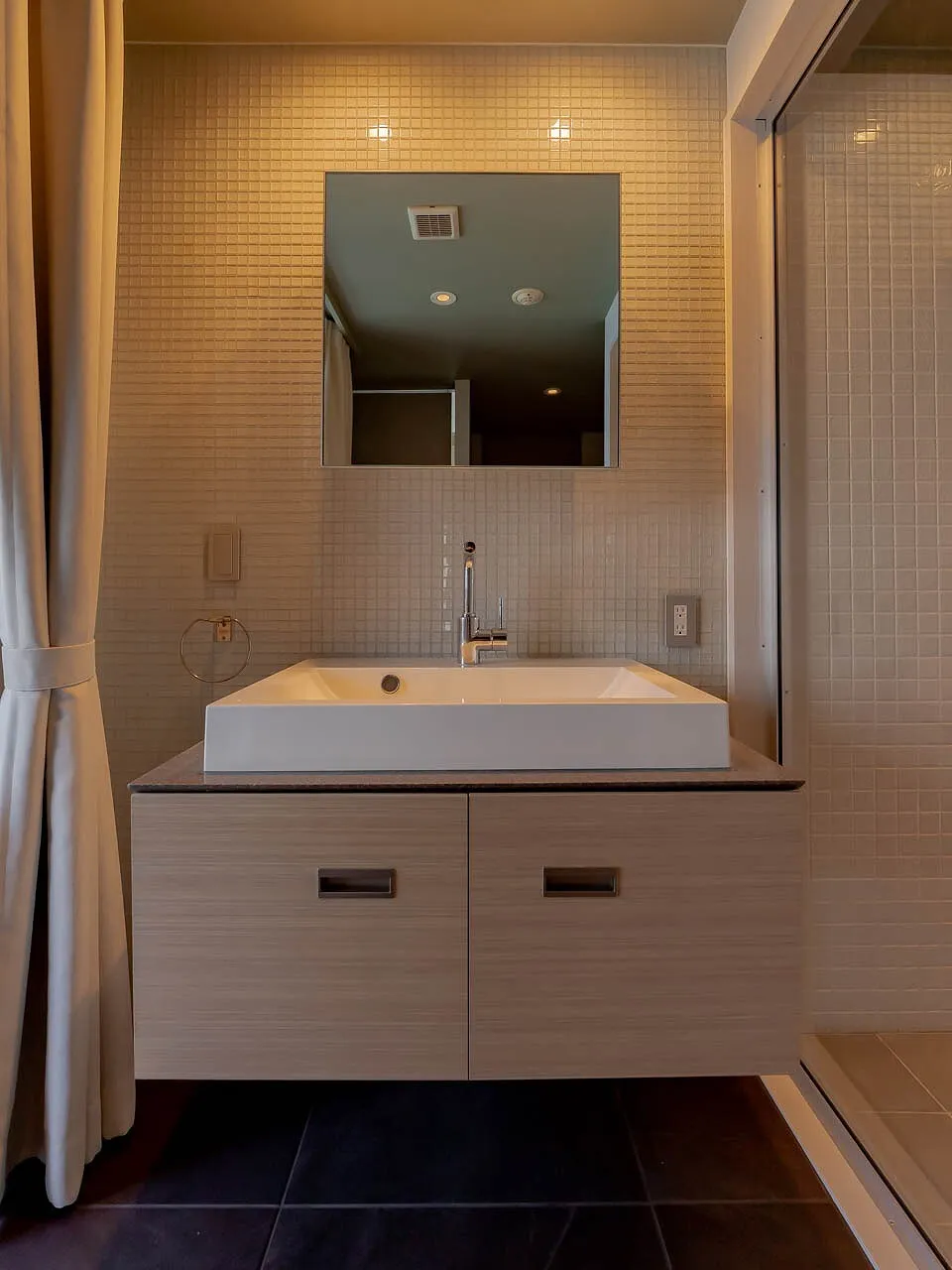 Central Park Tower La Tour Shinjuku - Interior - ["Brown", "Mirror", "Bathroom cabinet"]