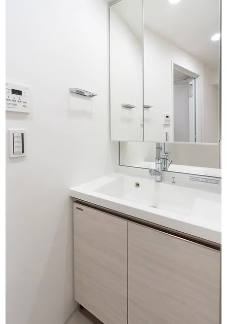 Comforia Takenotsuka East - Interior - ["Bathroom Sink", "Plumbing fixture", "Sink"]