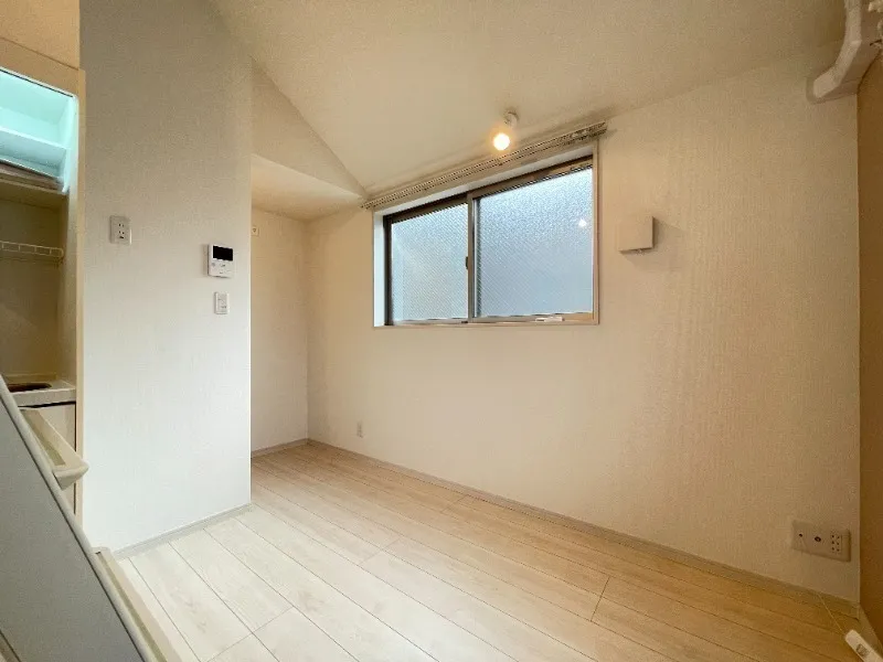 Barmy Place Oji II - Interior - ["Flooring", "Wall", "Floor"]