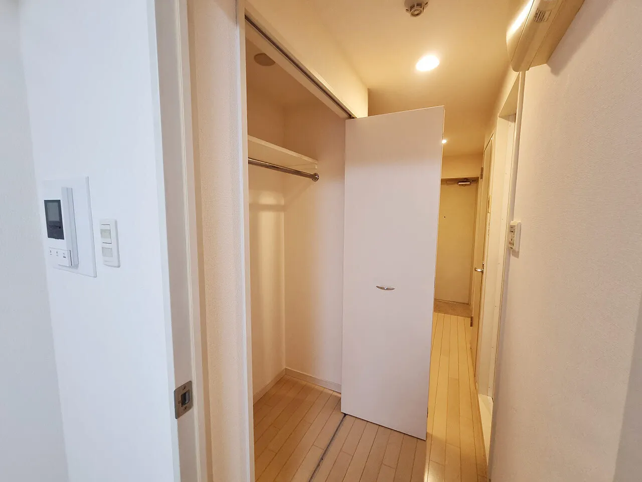 Mynavi STAY Higashioi - Interior - ["Flooring", "Floor", "Wood"]