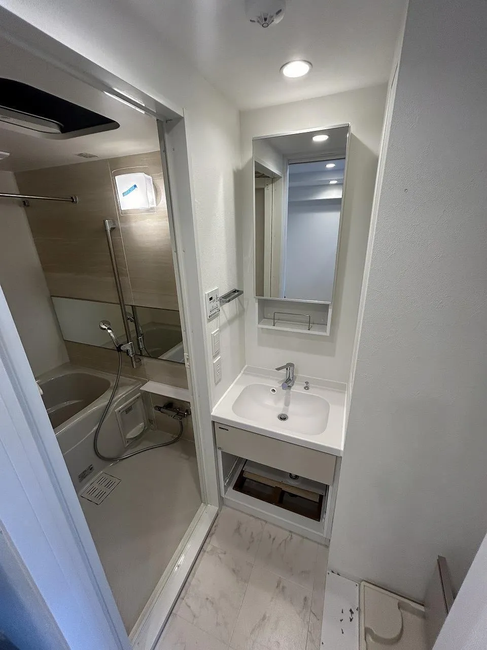 LiveCasa Nishidai - Interior - ["Mirror", "Plumbing fixture", "Building"]