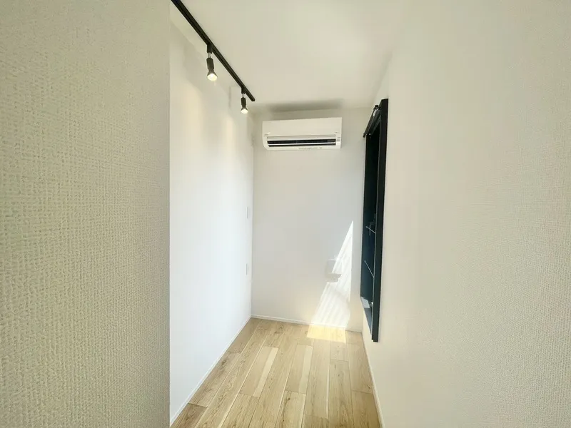 Trias253 - Interior - ["Wall", "Wood", "Flooring"]