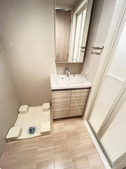 Cross Residence Iidabashi - Interior - ["Mirror", "Plumbing fixture", "Tap"]