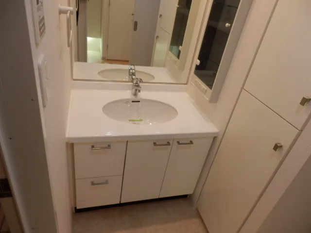 HF Ginza Residence EAST - Interior - ["Mirror", "Tap", "Bathroom cabinet"]