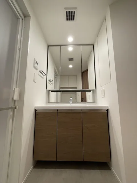 Park Tower Kachidoki South Building - Interior - ["Building", "Cabinetry", "House"]