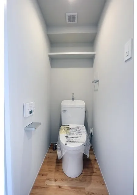Rosewood Heights Monzen Nakamachi - Interior - ["Toilet seat", "Toilet", "Floor"]