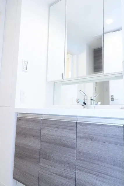 HF Shokoji Akabane Residence II - Interior - ["Mirror", "Tap", "Bathroom cabinet"]