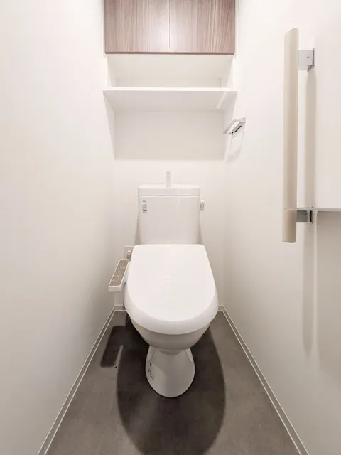 Comforia Liv Hirai MUTIO - Interior - ["Toilet seat", "Toilet", "Plumbing fixture"]