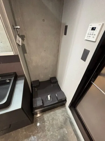 EXAM AKASAKA - Interior - ["Silver", "Tile Flooring", "Tile"]