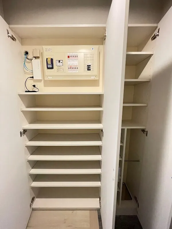 Residia Tsukishima II - Interior - ["Building", "Stairs", "Shelf"]