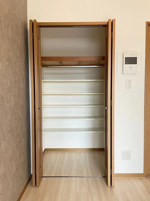 Residia Ueno Ikenohata - Interior - ["Wood", "Flooring", "Floor"]
