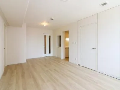 River City 21 East Towers II - Interior - ["Building", "Fixture", "Door"]