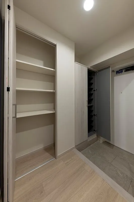 Residia Mejiro - Interior - ["Property", "Shelf", "Building"]