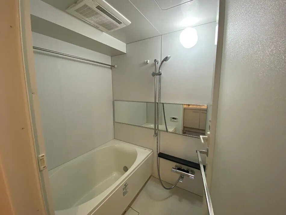 Stage First Suidobashi - Interior - ["Bathtub", "Plumbing fixture", "Shower head"]