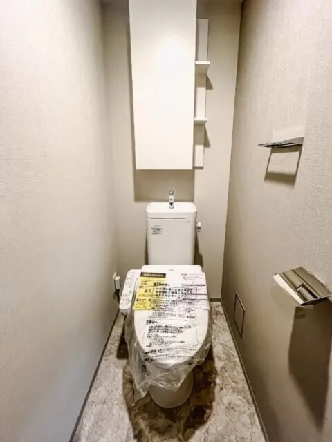Royal Parks Ariake - Interior - ["Toilet seat", "Toilet", "Floor"]