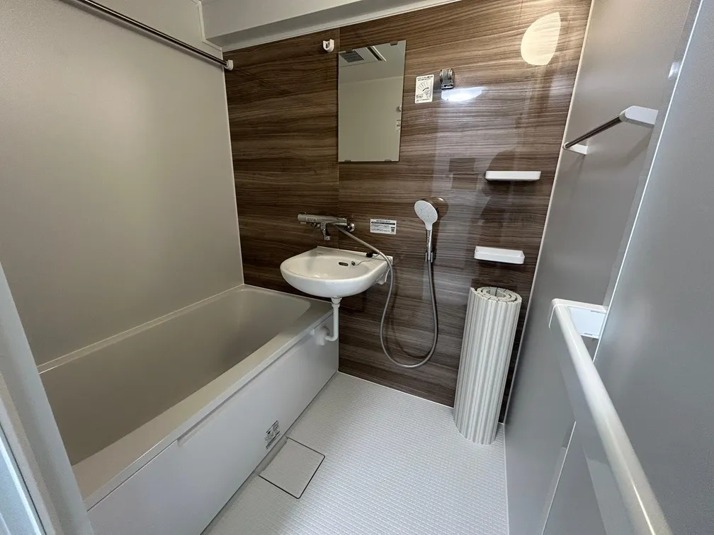 Uguisudani Nisshin Haitsu - Interior - ["Plumbing fixture", "Bathroom", "Flooring"]