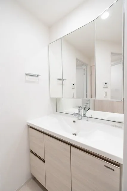 Comforia Takenotsuka East - Interior - ["Bathroom Sink", "Sink", "Plumbing fixture"]