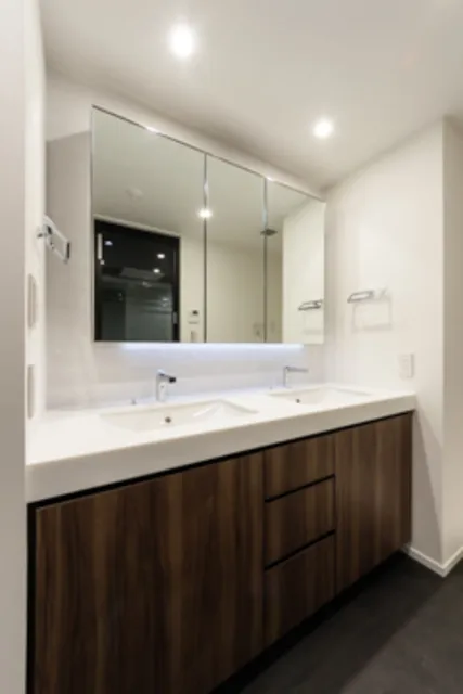 KLAUS - Interior - ["Brown", "Mirror", "Countertop"]