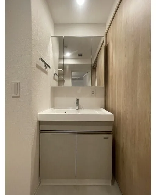 Due Oku - Interior - ["Bathroom Sink", "Flooring", "Plumbing fixture"]