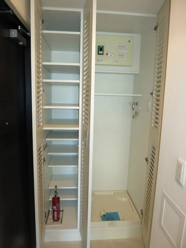 Arden Kiyosumi Shirakawa - Interior - ["Door", "Shelving", "Shelf"]
