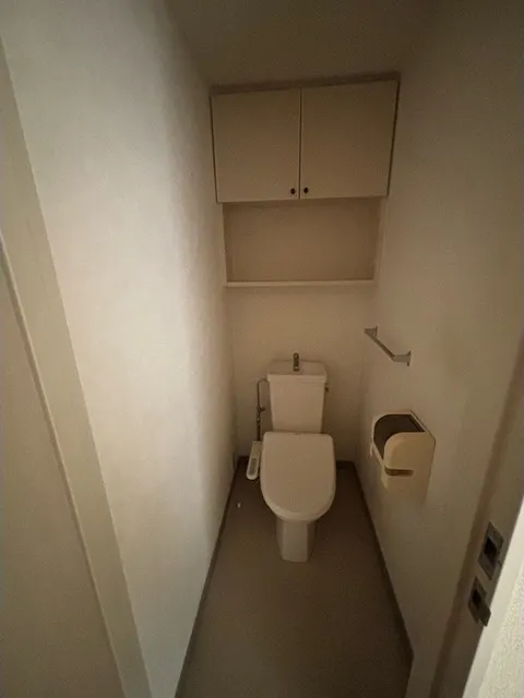 Excel N.K. - Interior - ["Toilet seat", "Toilet", "Floor"]