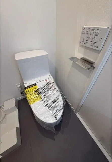 Project Kita-Shinjuku - Interior - ["Toilet seat", "Toilet", "Plastic"]