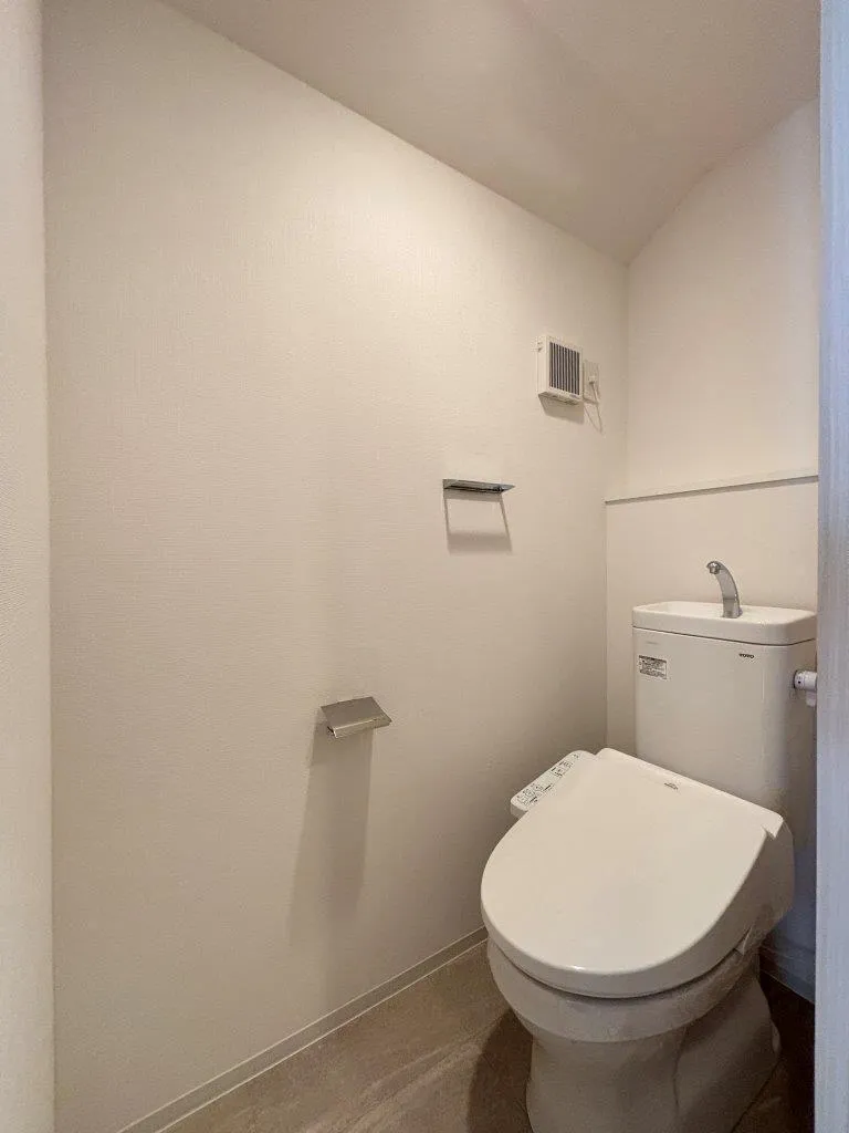 Lefon Livent Suginami Eifuku - Interior - ["Toilet seat", "Plumbing fixture", "Flooring"]
