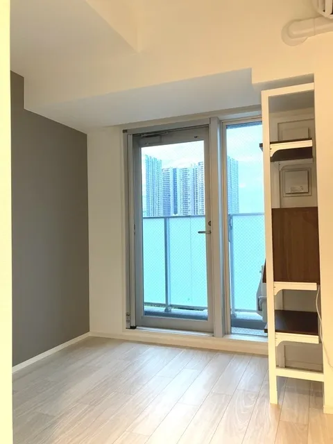 Bowflats Shinagawa Canal Side - Interior - ["Window", "Building", "Fixture"]