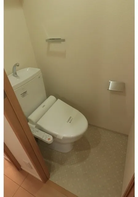 Comforia Oshima - Interior - ["Toilet seat", "Toilet", "Plumbing fixture"]