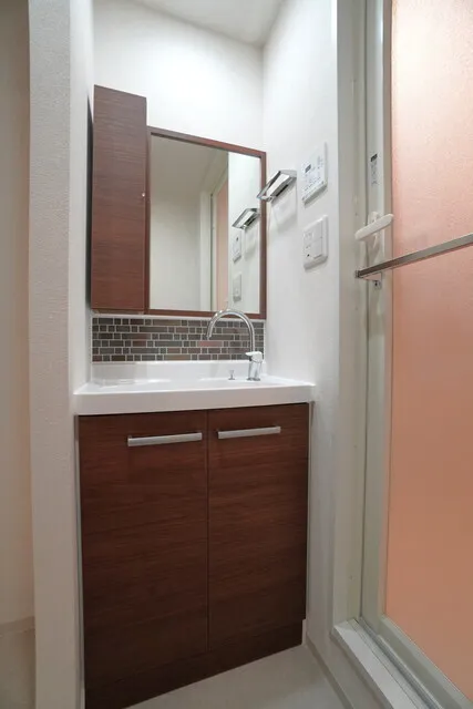 CREATIF Bunkyo Sendagi - Interior - ["Bathroom cabinet", "Flooring", "Bathroom Sink"]