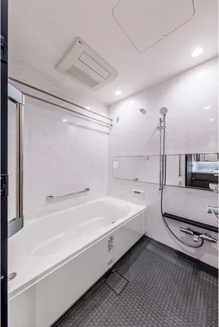 Azabudai Hills Residence B - Interior - ["Plumbing fixture", "Bathroom", "Flooring"]