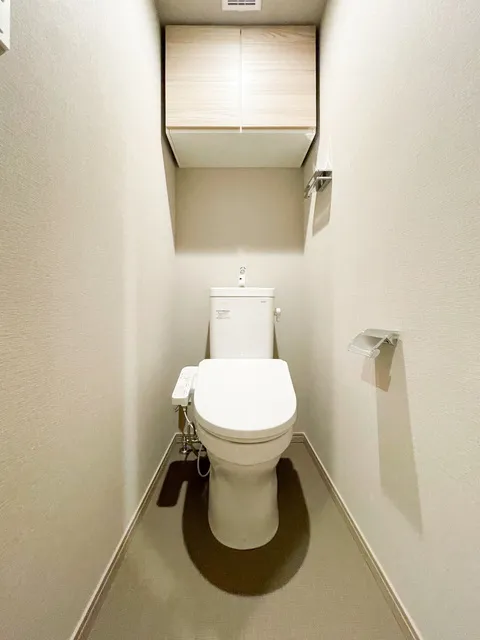 Preasvelta Minowa - Interior - ["Toilet seat", "Toilet", "Flooring"]