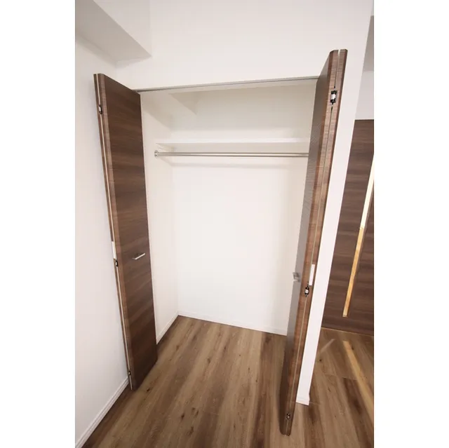 Medio Tsukishima - Interior - ["Brown", "Fixture", "Wood"]