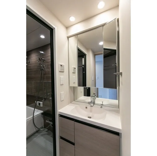 Demes Kiba - Interior - ["Mirror", "Tap", "Plumbing fixture"]