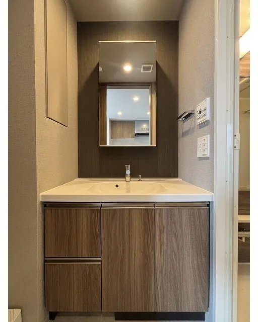 Wellis Urban Sumiyoshi East - Interior - ["Bathroom cabinet", "Flooring", "Interior design"]